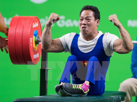 Niềm vui của vận động viên Lê Văn Công sau khi hoàn thành nội dung cử tạ nam hạng 49 kg tại Paralympic 2016.